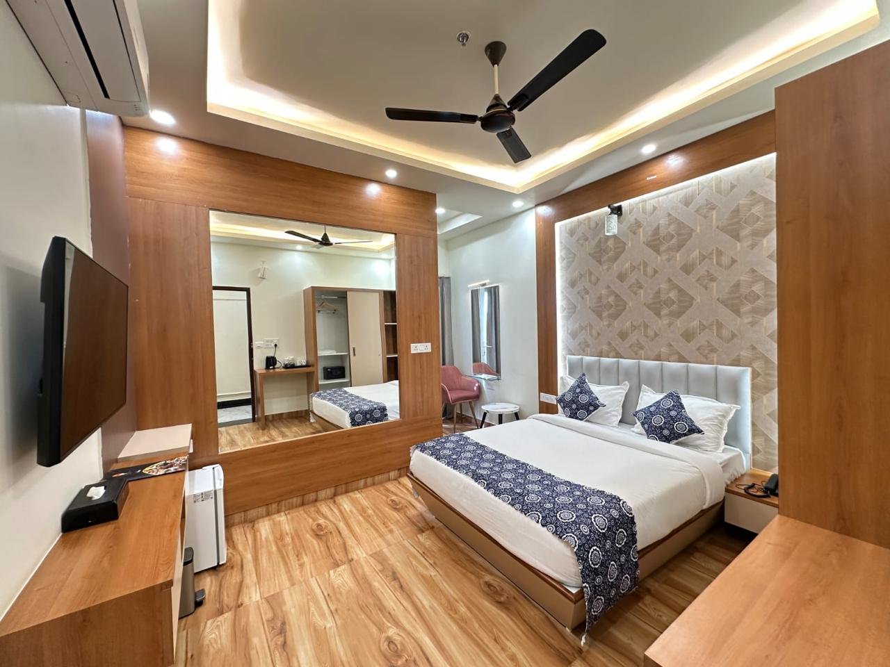 Family Royal Suite Room - Luxury sitting area and decor